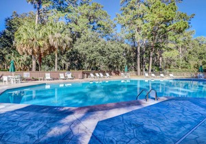 Beautiful villa with deck & shared pool, hot tub, tennis courts, sauna & more