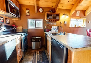 Homey Studio Loft near The Village! Private Washer/Dryer. Hot Tub On-site