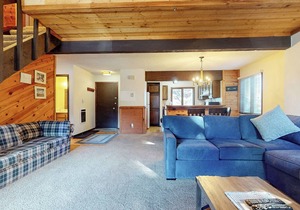 Large Home, Balcony. Pool & Tennis Court On-site, Short Walk to Restaurants