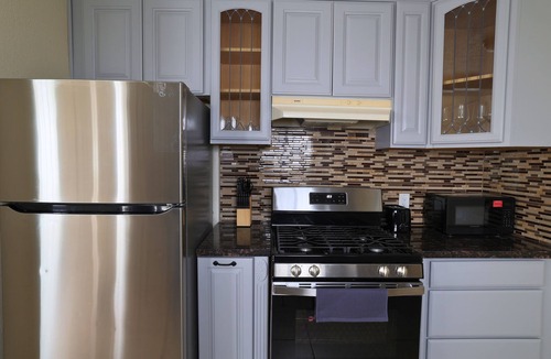 North Long Beach House | 1 Bedroom home for extended stays near Bixby Knolls + Free WiFi + Queen Bed