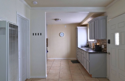 North Long Beach House | 1 Bedroom home for extended stays near Bixby Knolls + Free WiFi + Queen Bed