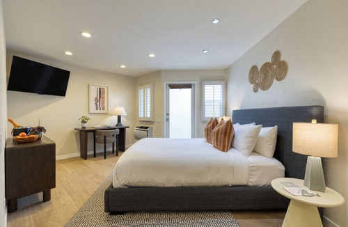 Laguna Beach Hotel | 1 Block to Beach | Pool + Hot Tub + Rooftop Terrace | The Mara by AvantStay