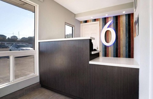 Eureka Apartment | 1 Queen Bed | Non-Smoking, Micfridge