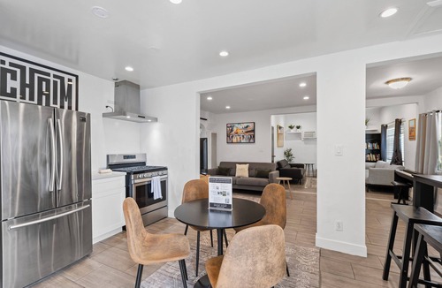 Mid City House | 10mins to Rodeo Drive, 15mins to Venice Modern 4BDR | Shenandoah by AvantStay