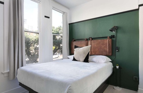 Gaslamp Quarter Apartment | 1BR Escape Queen Bed WiFi & Kitchenette