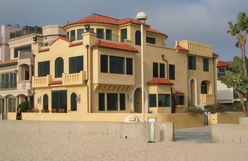 Hermosa Beach House | 2 Bedroom Strand Townhome with A/C, Rooftop Deck and Parking. Walk to Beach Life