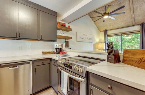 Shaver Lake House | 2 Mi to Dorabella Cove: Dog-Friendly Townhouse!