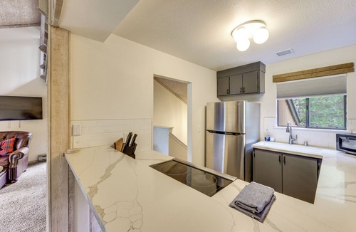 Shaver Lake House | 2 Mi to Dorabella Cove: Dog-Friendly Townhouse!
