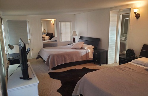 Desert Hot Springs Resort | 2 Pools & 11 Spas.WARM to HOT MINERAL WATER. Pools are cooled in the summer!