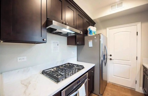 Mid Central House | 2-story/spacious/secure close to food/stores