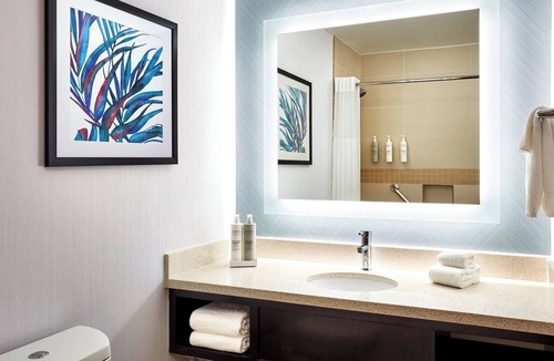 Valencia Hotel | 2 Units | Dual Queen Beds | 0.1 Miles to Six Flags Magic Mountain Theme Park