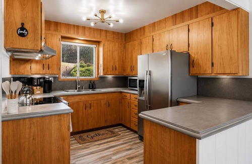 Yosemite Forks House | 20 mins to Yosemite Hot Tub Escape Game Room