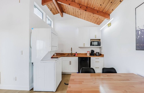 South San Mateo Apartment | 246C - Large Studio w/Kitchenette, Laundry & Deck