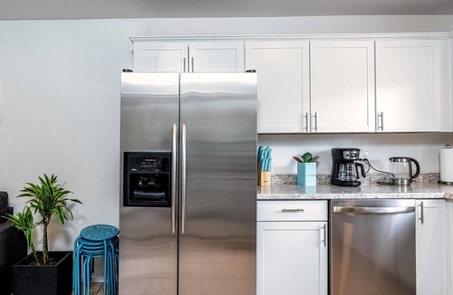 Loma Alta House | 2bd home with secluded backyard w BBQ near the beach