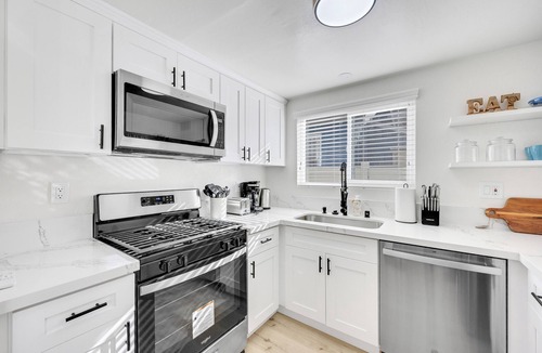 Los Alamitos Apartment | 2bed/2bath Home Close to Beach/Downtown w Patio