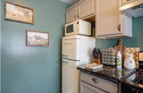 Pasadena Apartment | 2BR 2Bath Retreat Close to Old Town Pasadena, Caltech & Old Town king size bed!