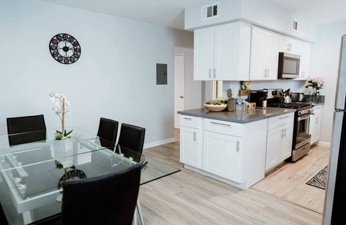 NoHo Arts District Villa | 2BR TOWNHOME with PRIVATE ROOFTOP DECK & CARPORT PARKING (p30)