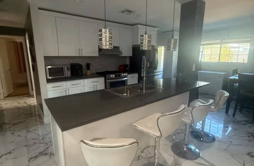 Panorama City House | 3-bedroom house in enchanting in LA with AC fitness area and swimming pool