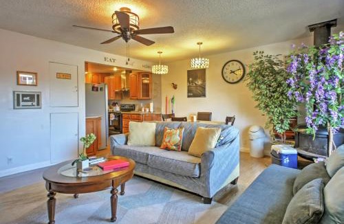South Wrigley House | 3 Mi to Dtwn Dining! Long Beach Condo w/Balcony