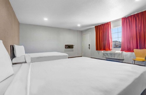 Ukiah Apartment | 3 Queen Beds|Non-Smoking