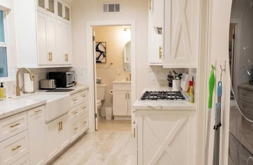 Riverside House | 3B2B Luxury Riverside Retreat - Near UCR, CUS, Downtown, Historic Park & More