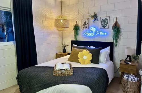 The Strand Apartment | 4 Min Walk to Beach and Restaurants