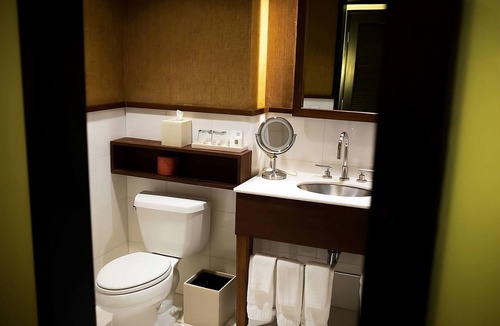 San Jose Hotel | 4 Spacious Units Close to Washington Park! Parking & Outdoor Swimming Pool