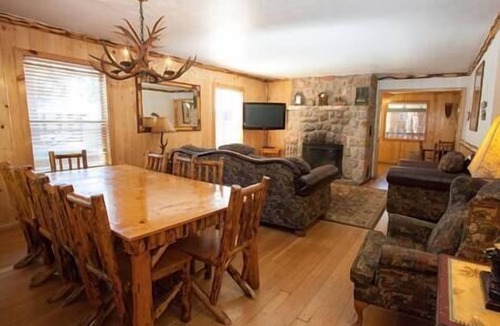 Lakeside Park Cabin | 5 Bedroom, 2 Bath Cabin. 2 Kings, 3 Queens. Full Kitchen, living/dining room.