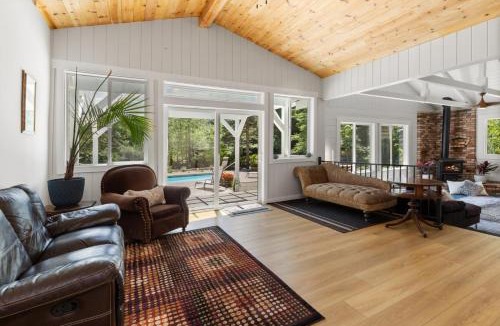 Freestone Villa | 5 BR 4 BA Shangri-La Redwood Lodge Retreat with Pool & Sauna - Event Friendly Space