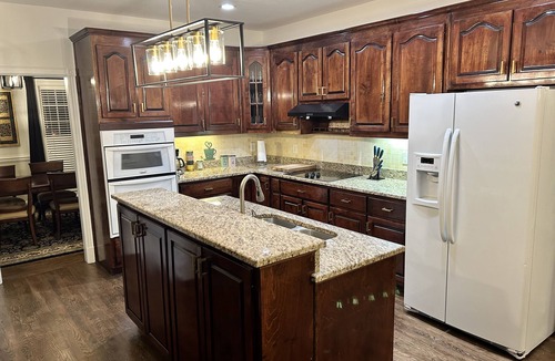 Monroe House | 5 min-downtown Monroe, & Wedding Venues. UGA Stanford Stadium just 20 minutes!