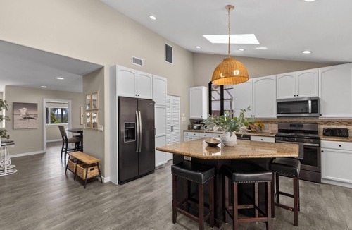 Point Loma Heights House | 5 min to beach, fire pit and hot tub