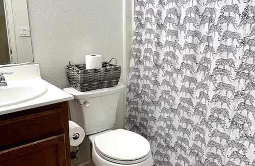 Sunnyvale House | 5 Min to Caltrain . Shared Bath with 1 Other Guest . Tech