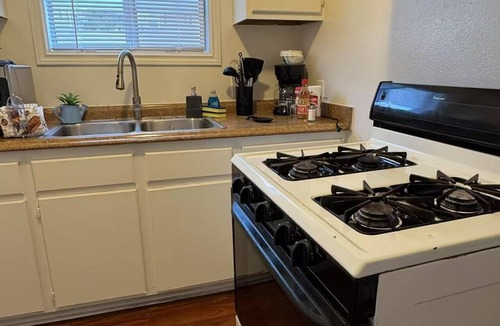 Central San Pedro Apartment | 756A Cozy Cottage 1 Bed w/Laundry - All Inclusive Coastal Town of San Pedro CA