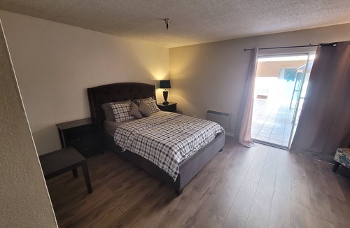 Beverly Hills Hotel | (A17) Lovely Queen Bed Hotel Style