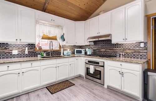 Big Bear City Cabin | AC, Walk 2 Lake, Go Karts, Dining & Shops, King Bed, 55" TVs+Fenced Yard 4 Pet!