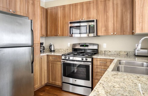 North San Jose Apartment | Airy San Jose 1BR w/ W/D & Pool, 3 mins to Samsung & Cisco, by Blueground