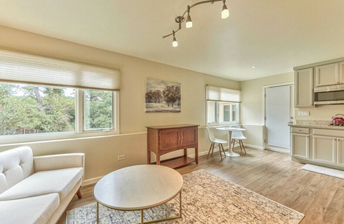 Downtown Monterey Apartment | "Alta Mesa Oaks" 5 min to downtown Monterey-Beach Private studio WiFi-TV