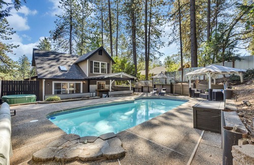Alta Sierra House | Alta Sierra’s Getaway home- pool, hot tub, golf course and private bar
