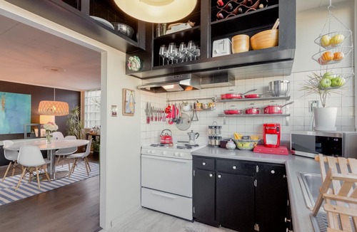 Russian Hill Apartment | Amazing Location and Super-Sunny Top Floor Apartment with Breathtaking Bay Views