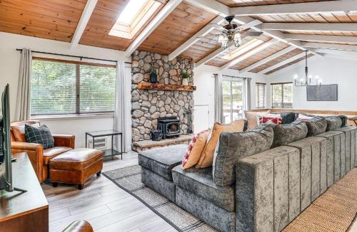 Glencoe House | Arnold Family Cabin w/Hot Tub, Arcade & Deck