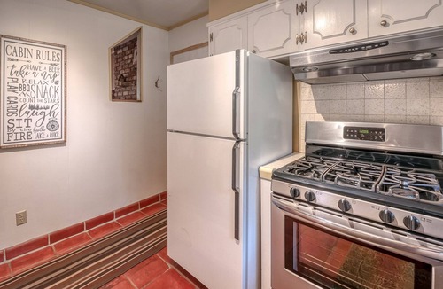 Glencoe Cabin | ARNOLD SCHWARTZENCABIN - PET FRIENDLY W/FENCED BACK YARD AND HOT TUB