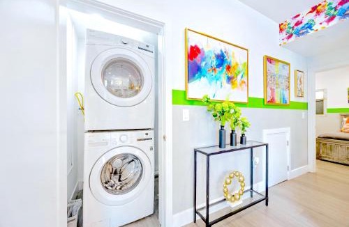 North Hollywood Apartment | B - 3BR NoHo Retreat 15m to Universal with Patio, Games & Parking - Major international sporting event SoFi