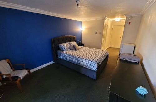 Beverly Hills Hotel | (B08) Deluxe Hotel Style Unit