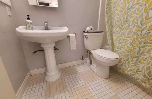 Beverly Hills Hotel | (B08) Deluxe Hotel Style Unit