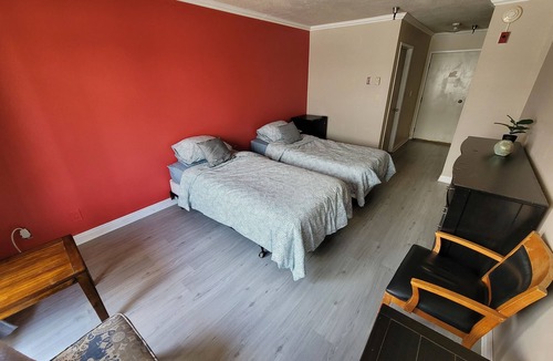 Beverly Hills Hotel | (B17) Double Spacious Unit with Private Bath