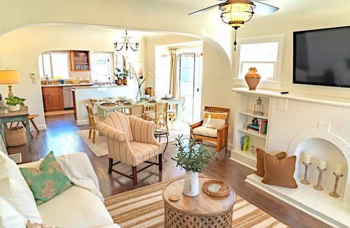 Belmont Shore House | Bay front beach home, steps to the sand, shopping & dining. Parking, AC - clean!