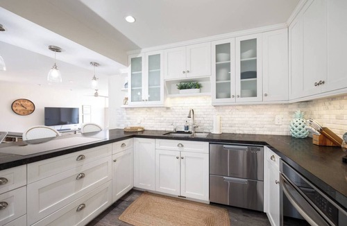 La Playa Apartment | Bay Views, Watch Sailboats Go By.