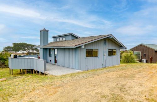 Manchester House | Beach Access & Hot Tub: Coastal Gem in Manchester