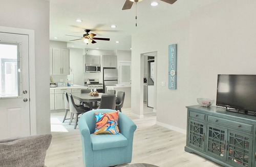 Peninsula Condo | Beach and Bay, Steps to Water, World Cup, Sleep 6