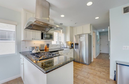 Mission Beach House | BeachBay Getaway! Steps to both Ocean and Bay! A/C, Parking, Ensuite Baths!